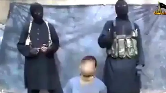 دغه ویډیو د ازبکستان اسلامي غورځنګ ډلې له خوا خپره شوې او په کې ویل شوي چې د دغه کس سر "افغان حکومت ته د ګواښ په توګه" پرې کېږي.