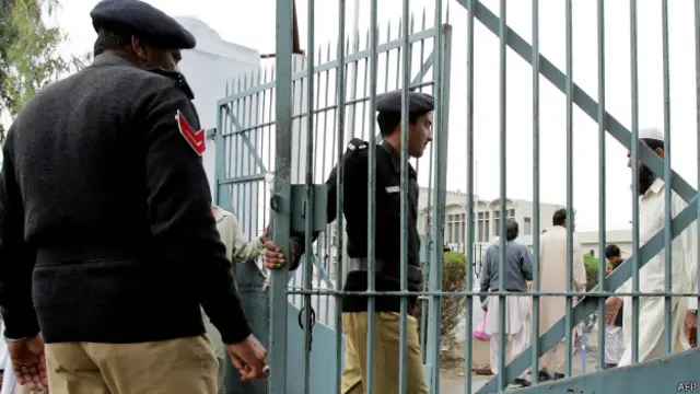 تاہم جیل انتظامیہ نے اس بیرک کے باہر جیل کے ایسے اہلکاروں کو تعینات کیا تھا جو مذہبی رجحان نہ رکھتے ہوں