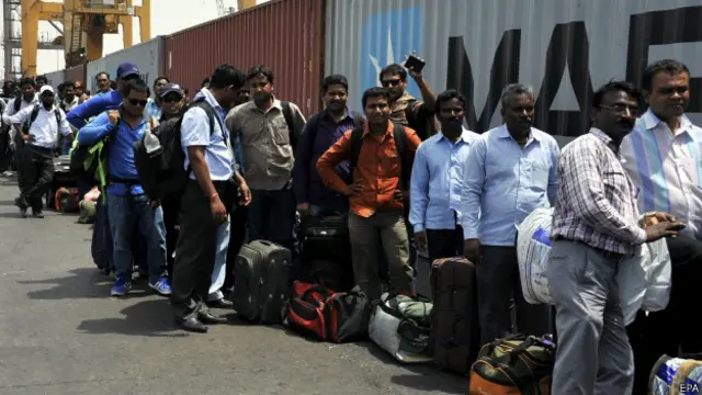 یمن میں مقیم غیر ملکی اور یمنی شہری خلیجِ عدن کے راستے محفوظ علاقوں میں نقل مکانی کر رہے ہی