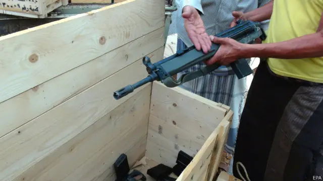 Ополченцы, лояльные президенту Йемена, открывают ящик с оружием, сброшенный авиацией Саудовской Аравии