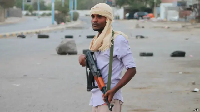 也門南部的亞丁港胡塞叛軍武裝與政府軍的激戰不斷（圖為支持也門政府軍的民兵）