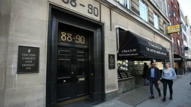 یہ علاقہ سونے اور ہیرے کی دکانوں کے لیے معروف ہے