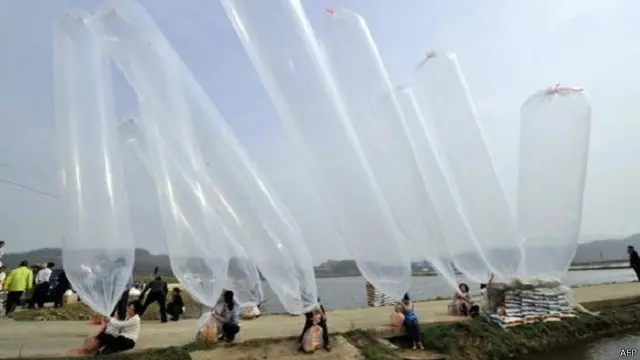 Aksi penyebaran selebaran anti-Korut beberapa kali dilakukan aktivis Korsel menggunakan balon udara.