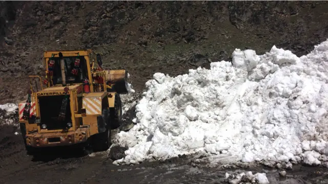 30 فٹ کا برف کا تودہ ہٹانے کے لیے انتظامیہ نے کام شروع کر دیا ہے۔