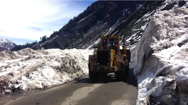 کئی سیاح کاغان تک ہی پہنچ سکتے ہیں، اس سے آگے نہیں جا سکتے۔