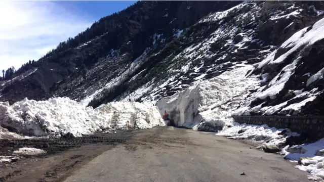 کاغان سے تقریباً آٹھ کلو میٹر دور برف کا تودہ گرنے سے ناران کا زمینی راستہ گذشتہ کئی دنوں سے کٹ کر رہ گیا ہے۔