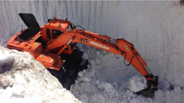 مشینوں سے برف کاٹنے کا کام جاری ہے۔