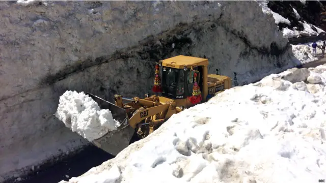 راستے سے برف ہٹائی جا رہی ہے۔ (تمام تصاویر: بلال احمد)