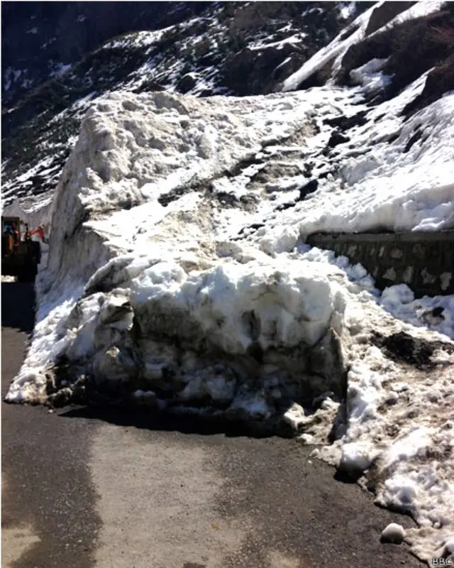 سنہ 2005 کے زلزلے کے بعد بالاکوٹ سے ناران تک بہترین سڑک بنائی گئی تھی جس سے سیاحوں کی بڑی تعداد ان علاقوں کا رخ کرتی ہے۔