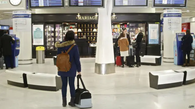 خاتون سے ہوائی اڈے پر پوچھ کچھ کی جا رہی ہے