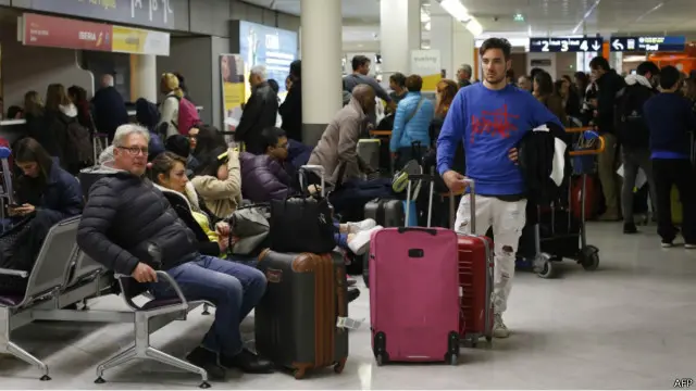 Para calon penumpang mengantri di Bandara Orly, dekat Paris, yang menjadi lokasi pengalihan penerbangan akibat pemogokan.