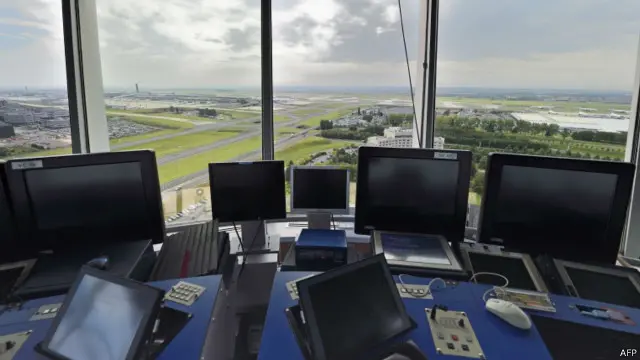 پاریس کې د چالز دي ګال هوايي ډګر چارواکو تر اوسه د پېښې په اړه څه نه دي ویلي