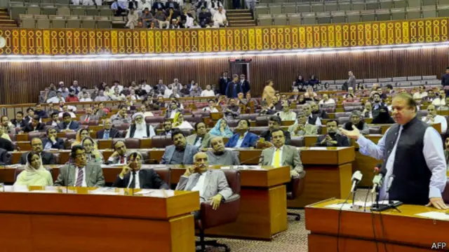 دولت پاکستان تصمیم‌گیری در مورد مشارکت در عملیات نظامی در یمن را به پارلمان محول کرده است