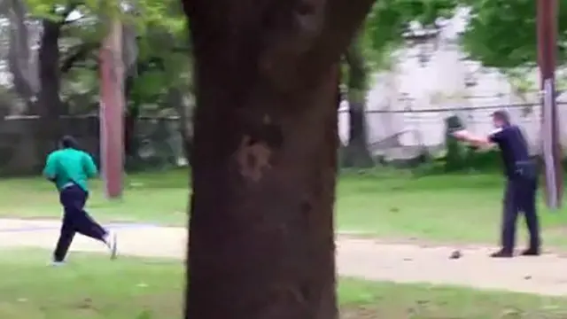 Umupolisi yarashe mu mugongo umugabo w'umwirabura atari afise inkoho