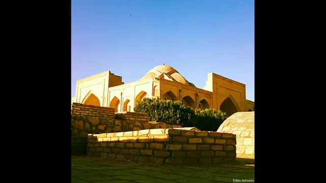 Спасибо всем, кто прислал фото на тему "Архитектура прошлого". Этот снимок сделал в Узбекистане Эркин Ашуров. (Следующая тема - "Поезда", подробнее на странице"Фото")
