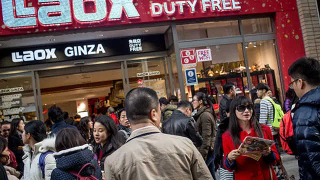 在东京购物的中国人