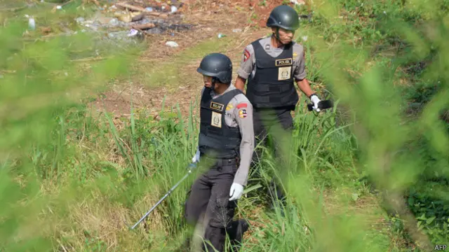 Polisi menemukan paket berisi empat detonator dan empat kontainer bom kimia di pusat perbelanjaan ITC Depok, 23 Februari lalu.