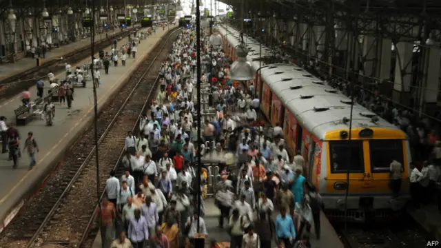 انڈین ریلوے کی جانب سے روزانہ 12 ہزار ٹرینیں چلائی جاتی ہیں جن پر دو کروڑ 30 لاکھ مسافر سفر کرتے ہیں