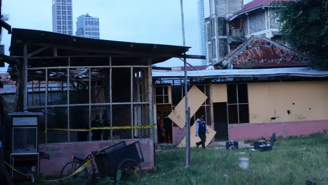 Ledakan terjadi di dalam sebuah rumah kayu di sudut sebuah lapangan kosong di Jatibunder, Tanah Abang, sekitar pukul 15.00 WIB.