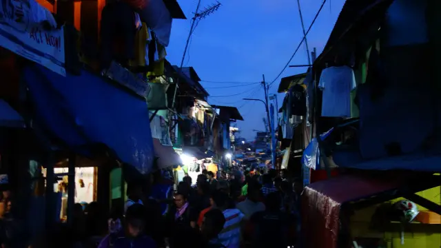 Gang Kayu Mati yang padat penduduk. Di belakang rumah-rumah sebelah kiri, terdapat lapangan dan rumah lokasi ledakan.