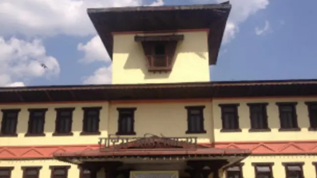 ब्रिटेनको एउटा लिलामघरले ती मूर्तिहरु फर्काउने आश्वासन दिएको अधिकारीहरुको भनाइ छ