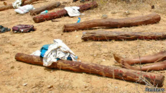 စန္ဒကူးပင် အပိုင်းတွေ ကြားမှာ အပစ်ခံရသူတွေရဲ့ အလောင်းတွေ ပြန့်ကျဲနေ။