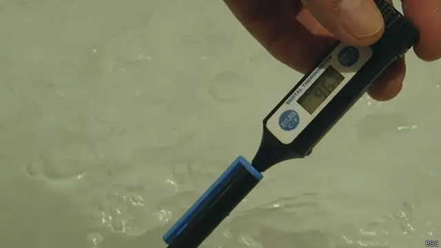 La temperatura puede variar, pero suele estar alrededor de los los 10ºC. 