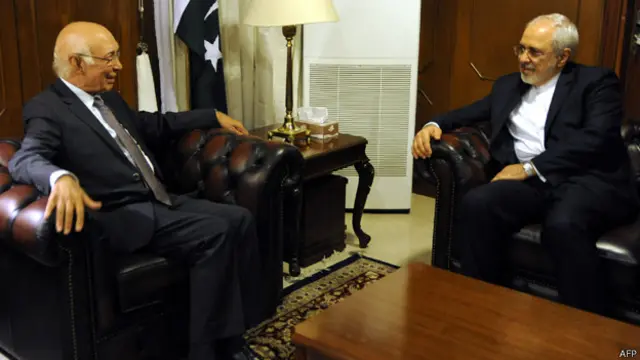 التقى ظريف بنظيره الباكستاني سرتاج عزيز