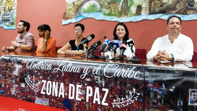 古巴代表团新闻发布会上贴出标语，要求结束封锁并推动拉丁美洲与加勒比为和平区。（郭笃为摄）