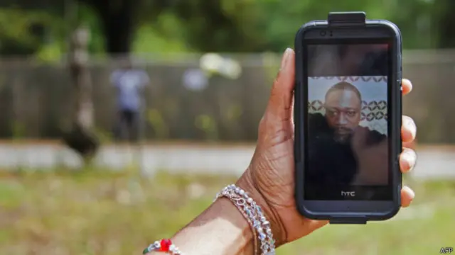 Scott tenía una orden de arresto por falta de pago de la pensión de sus hijos.