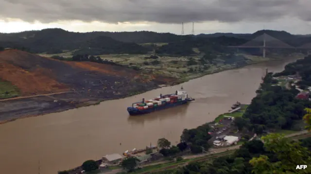 Barco en el Canal de Panamá