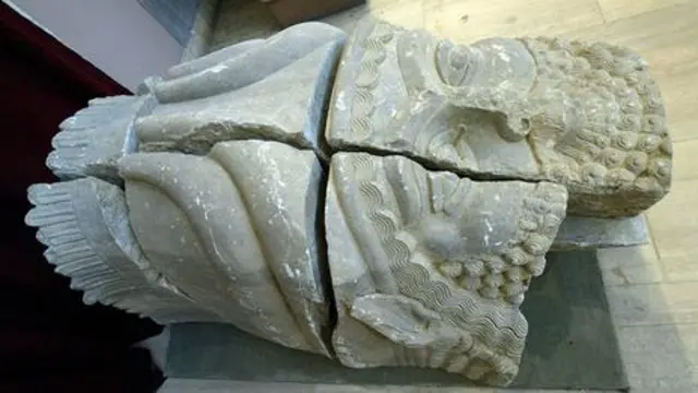 Một đầu bò tót (bị cắt thành miếng) là đồ cổ bị lấy cắp ở một địa điểm khảo cổ tại Niveva ở Iraq đã tới Bảo Tàng Quốc Gia ở Baghdad sau khi bị tịch thu từ kẻ cắp (Ảnh: AFP/Getty Images)