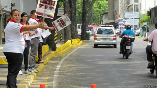 Mujeres piden a los carros que paren a firmar