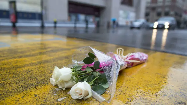 Цветы на месте взрыва в Бостоне