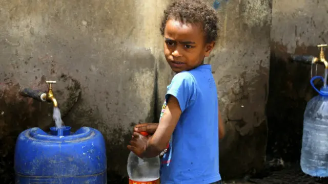 عدن ته د د طبي مرستو لومړۍ جوپه رسېدلې ده چ د نړیوالې ټولنې په وینا هلته انساني ناورین روان دی.