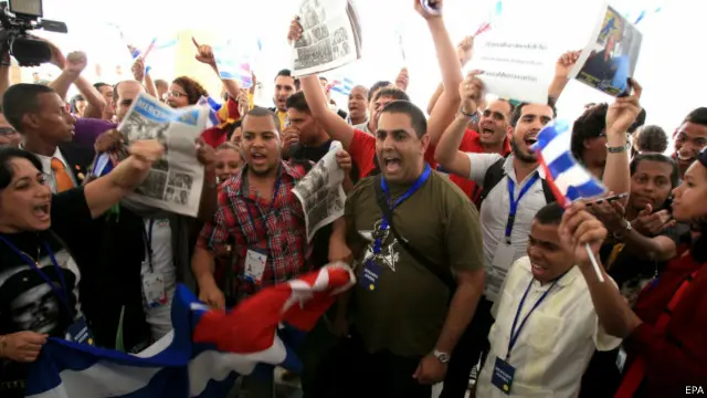 由于古巴官方代表抗议引发骚乱，大会被迫延后一小时揭幕。