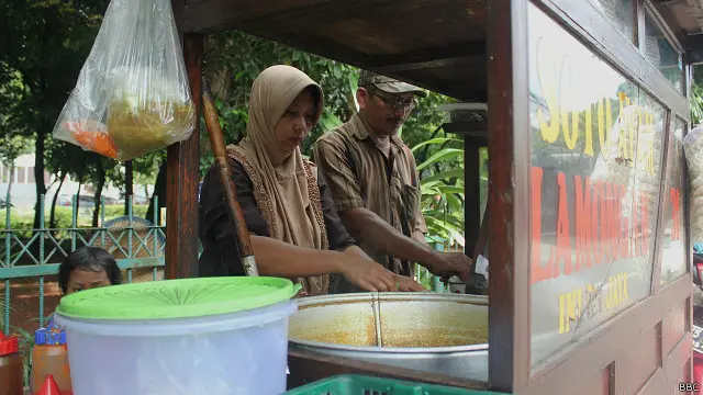 "Saya sempat menjual lele goreng 1kg (baru habis) selama lima hari. Geli orang mau makan. Tapi ke sininya, semakin pesat orang makan pecel lele, ayam goreng, dan soto Lamongan," kata Supratman mengenang.