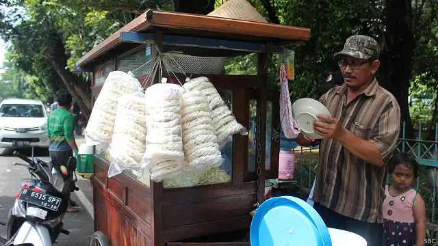 Bahkan kehadiran warung Soto Lamongan saat ini diklaim sudah layak disejajarkan dengan kehadiran Restoran Padang atau Warung Tegal yang lebih dulu dikenal di kota-kota besar.