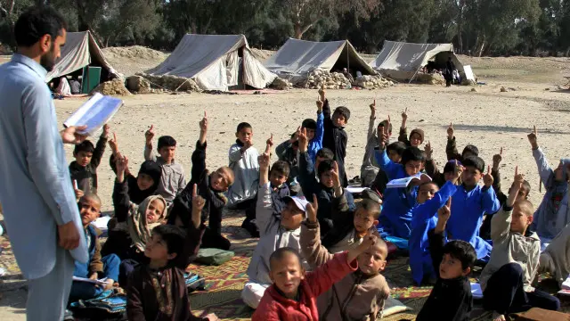 از حدود شانزده هزار مکتب در افغانستان هنوز پنجاه درصد آنها ساختمان ندارند