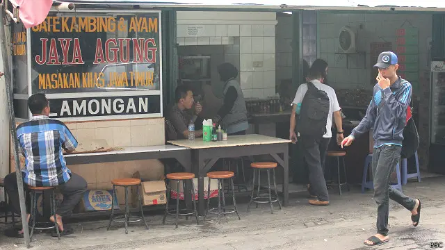 "Ada sebagian orang Lamongan tidak mau menamakan Soto Lamongan. Dulu namanya Soto Surabaya, karena dia malu," kata Wakil Ketua Paguyuban putra asal Lamongan alias Pualam, Bambang Suryodarmo.