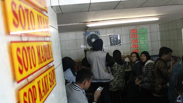 "Sate Sabang memang khas. Sate kambing dan sate ayamnya empuk. Setiap ke Jakarta, saya sempetin makan di sini," kata Muflichun, asal Sulawesi Selatan, yang mengaku menjadi langganan setia semenjak lima belas tahun silam.