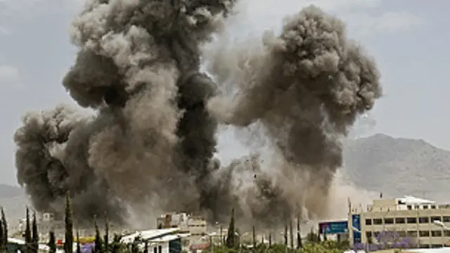 सऊदी के नेतृत्व वाली गठबंधन सेना ने किए हवाई हमले