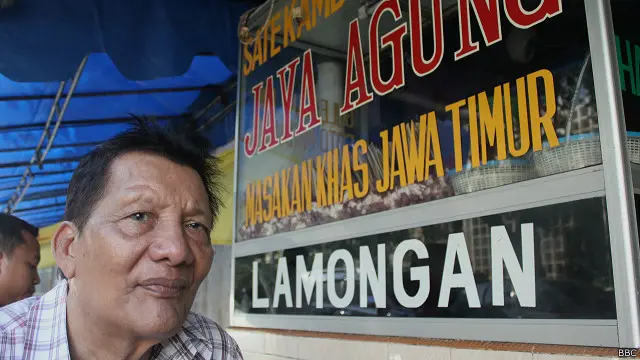 Kisah keberhasilan Pak Jali berjualan soto ayam di ibu kota kemudian menjadi cerita dari mulut ke mulut di antara para perantau asal Lamongan.