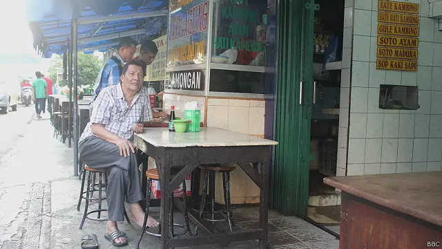 Warung Sate Sabang, begitulah sebutan khas warung itu. Letaknya di Jalan Wahid Hasyim, Jakarta Pusat, tidak jauh dari Gedung toserba Sarinah. Jali Suprapto, pemiliknya, adalah warga kota Lamongan, Jawa Timur. 