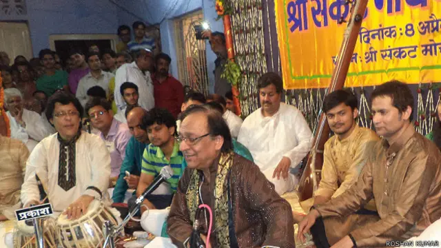 बनारस के संकट मोचन मंदिर में कार्यक्रम पेश करते हुए ग़ुलाम अली