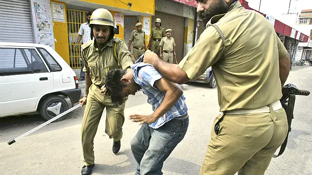 جب بھی کبھی کوئی بم دھماکہ ہوتا ہے تو پولیس اصل مجرموں کو پکڑنے کے بجائے نصف درجن مسلمانوں کو پکڑ کر مسئلے کو حل کرتی ہے