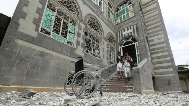 بمباری سے مختلف علاقوں میں رہائشی عمارتوں کو بھی شدید نقصان پہنچا ہے۔