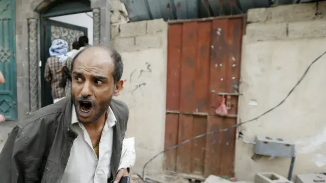 صنعا کے ایک محلے میں لوگ بمباری سے بچنے کے لیے گھروں سے باہر نکل آئے۔