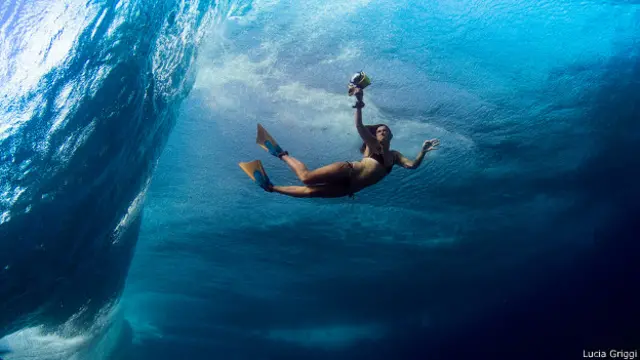 "Prácticamente esperas en la zona de impacto de la ola hasta el momento en el que la ola rompe encima tuyo y el surfista viene hacia ti. Tienes que ser consciente que la madre naturaleza siempre te puede ganar, por lo que se trata de crear un lazo con el océano y trabajar con él, no en su contra".