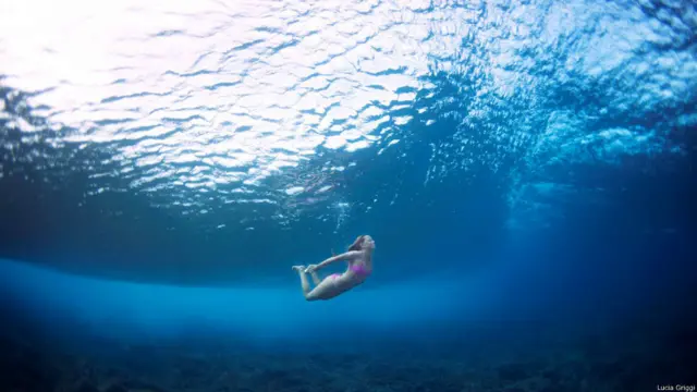 Серфер под водой. Люсия Гриджи